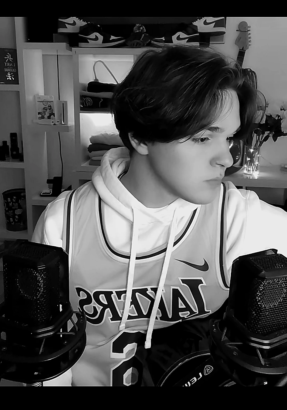 Flow. pendant un live TikTok, face à ses micros